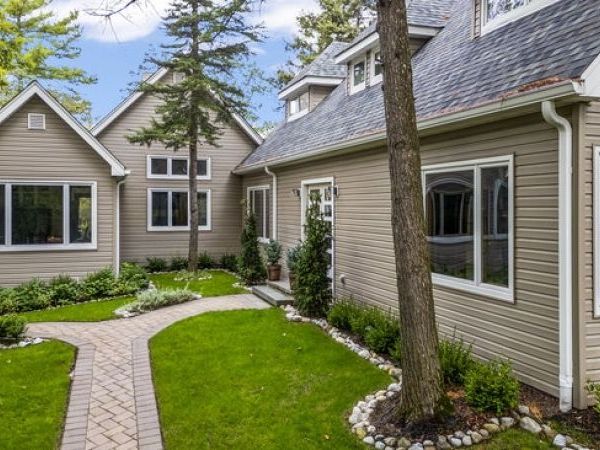 68 High Point Rd, Bloomingdale, NJ 07403