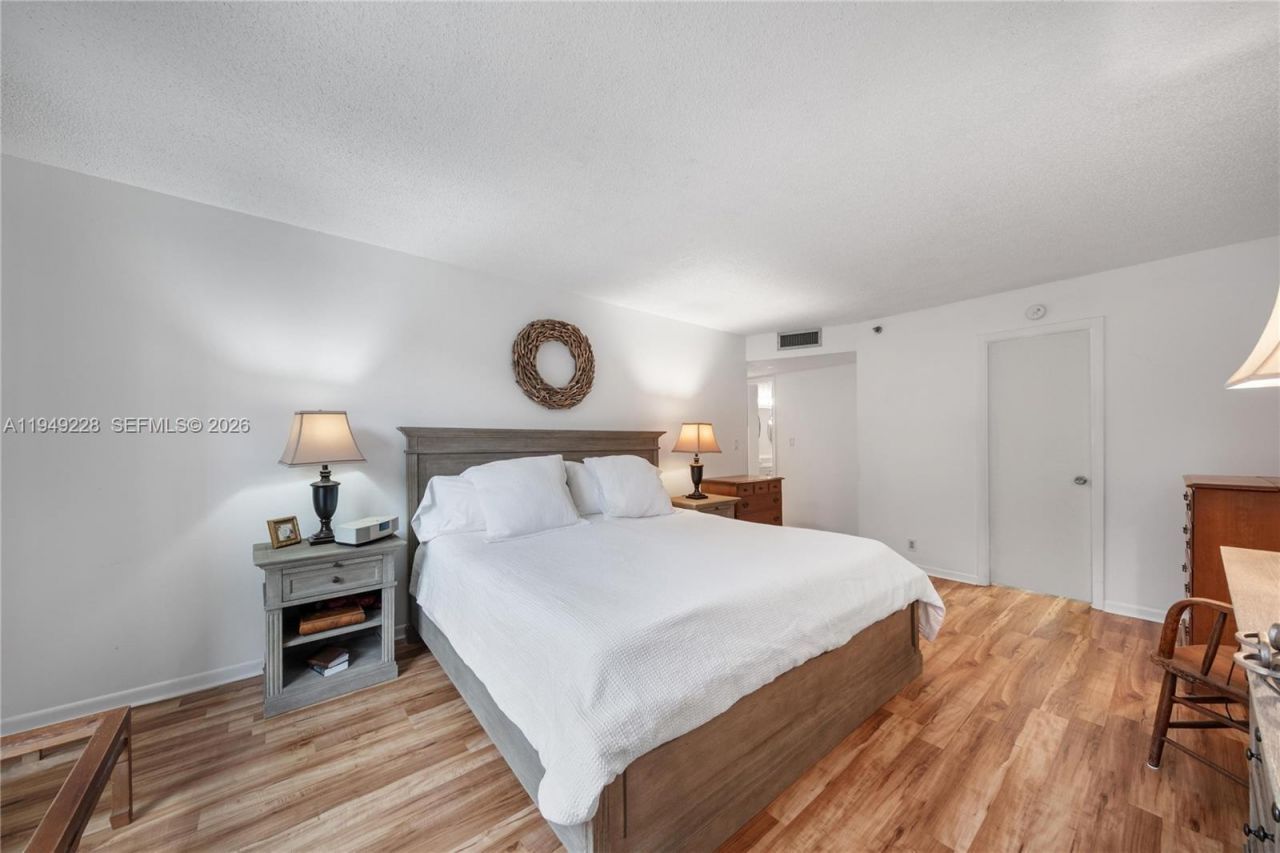 4000 Towerside Ter, Unit 301, Miami, FL 33138 Photo