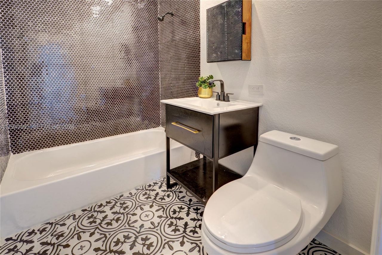 818 NW 47th St, Miami, FL 33127 Photo