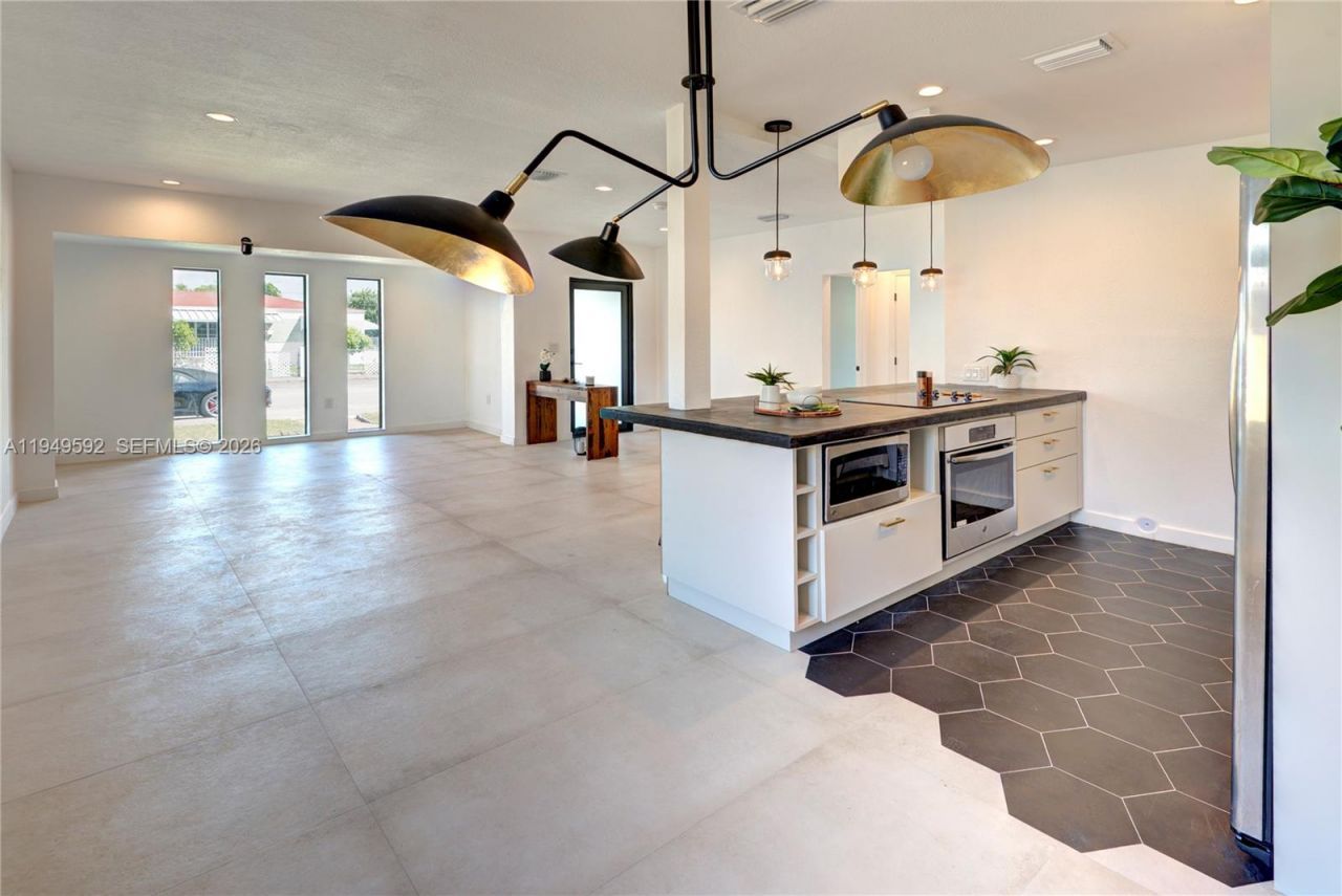 818 NW 47th St, Miami, FL 33127 Photo