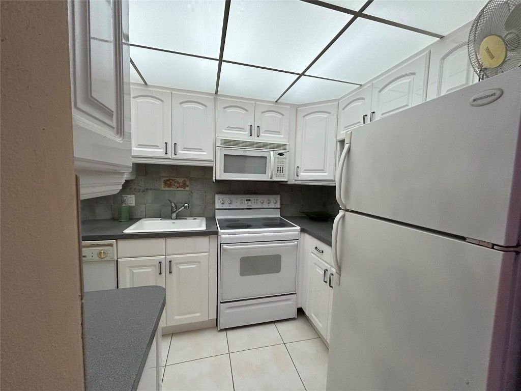 2050 NE 39th Street, Unit 207, Lighthouse Point, FL 33064 Photo