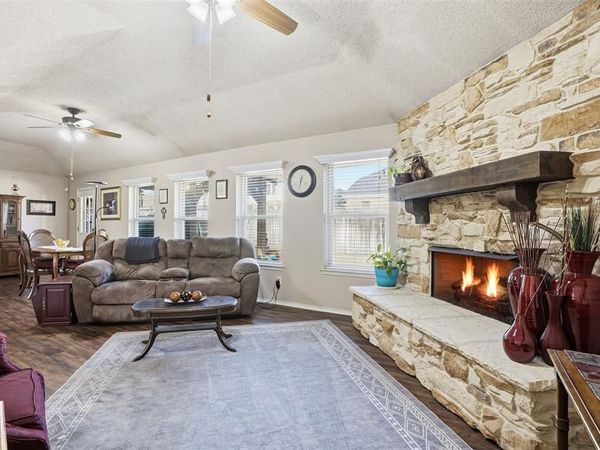 725 Windridge Lane, Burleson, TX 76028