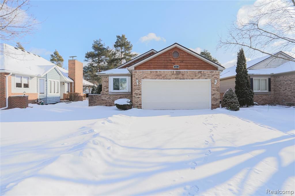 327 Mae Court, Romeo Vlg, MI 48065 Main Photo