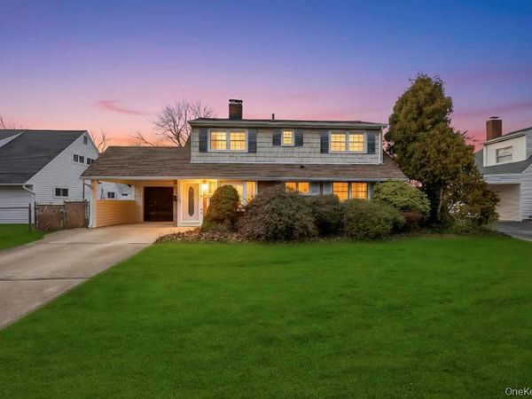 10 Grape Lane, Hicksville, NY 11801