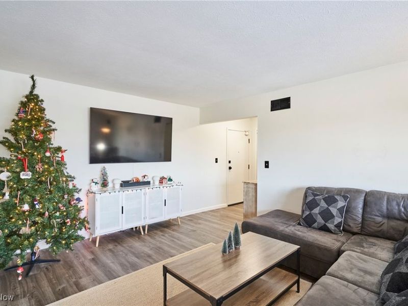 18501 Hilliard Boulevard, Rocky River, OH 44116 Photo 2