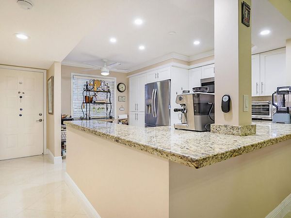 7286 Huntington Lane, Unit 204, Delray Beach, FL 33446