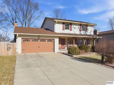 906 Crest Road, Papillion, NE 68046