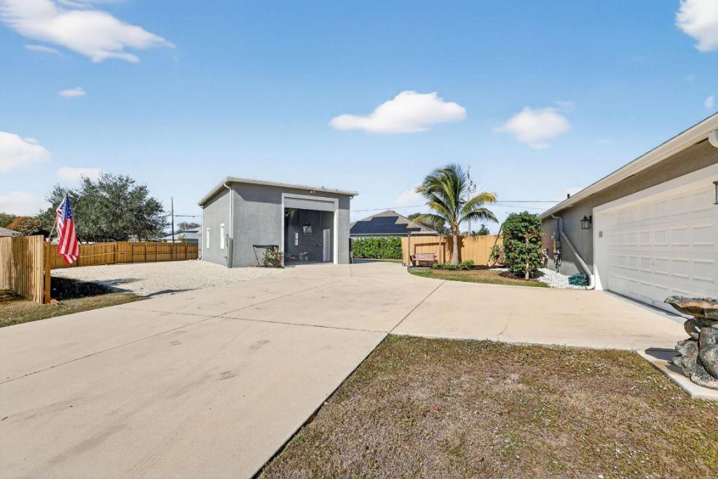 375 SW Alcan Drive, Port Saint Lucie, FL 34953 Photo
