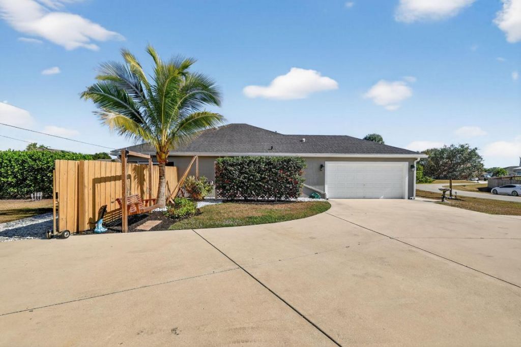 375 SW Alcan Drive, Port Saint Lucie, FL 34953 Photo