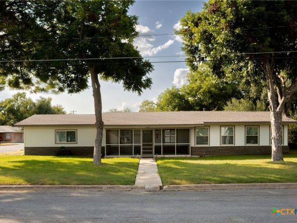 811 Nixon Street, Lockhart, TX 78644