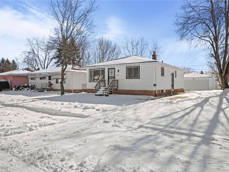 14320 Janice Drive, Maple Heights, OH 44137 Photo 2