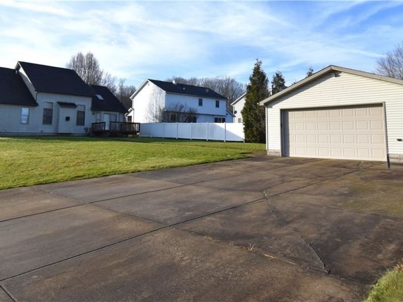 585 Creekside Drive, Hubbard, OH 44425 Photo 2