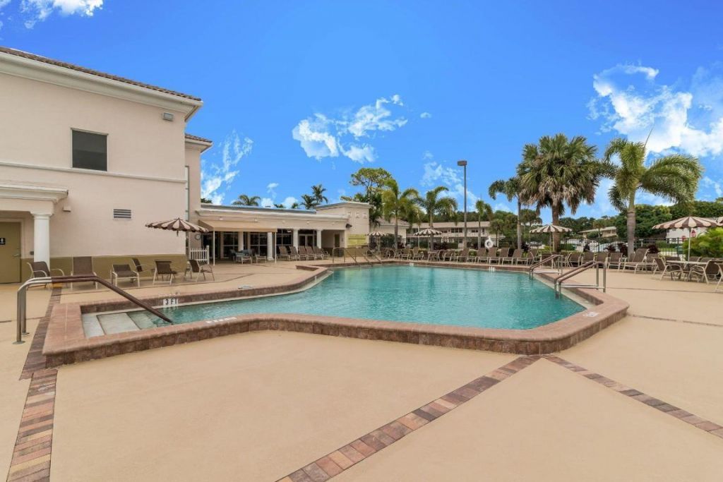 2 Golfs Edge, Unit D, West Palm Beach, FL 33417 Photo