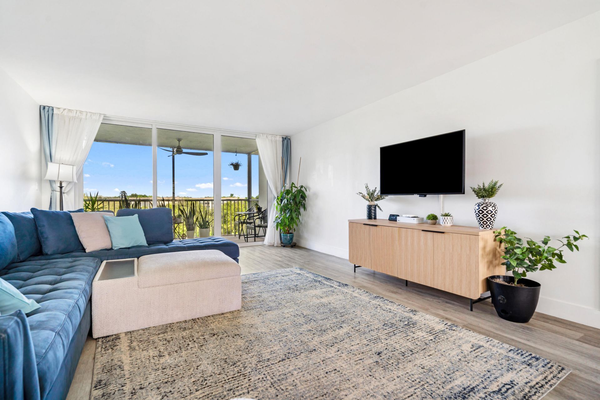 3900 Oaks Clubhouse Drive, Unit 503, Pompano Beach, FL 33069 Photo