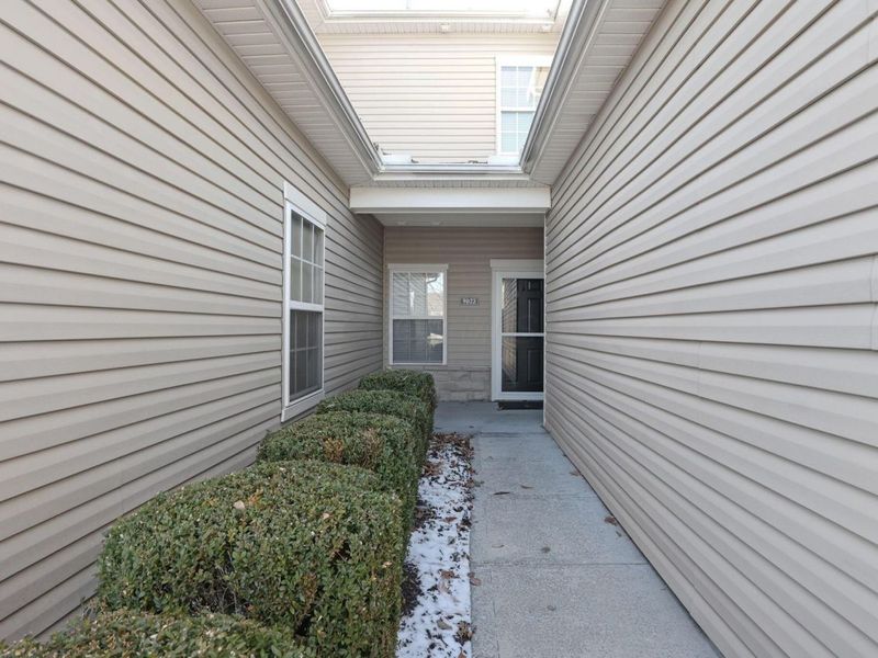 9073 Polaris Lakes Drive, Columbus, OH 43240 Photo 2