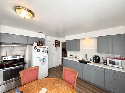 7084-7090 Remo Way, Sacramento, CA 95822 Photo