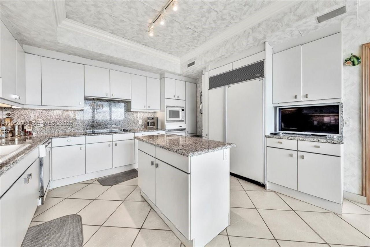 10101 Collins Ave, Unit 16B, Bal Harbour, FL 33154 Photo