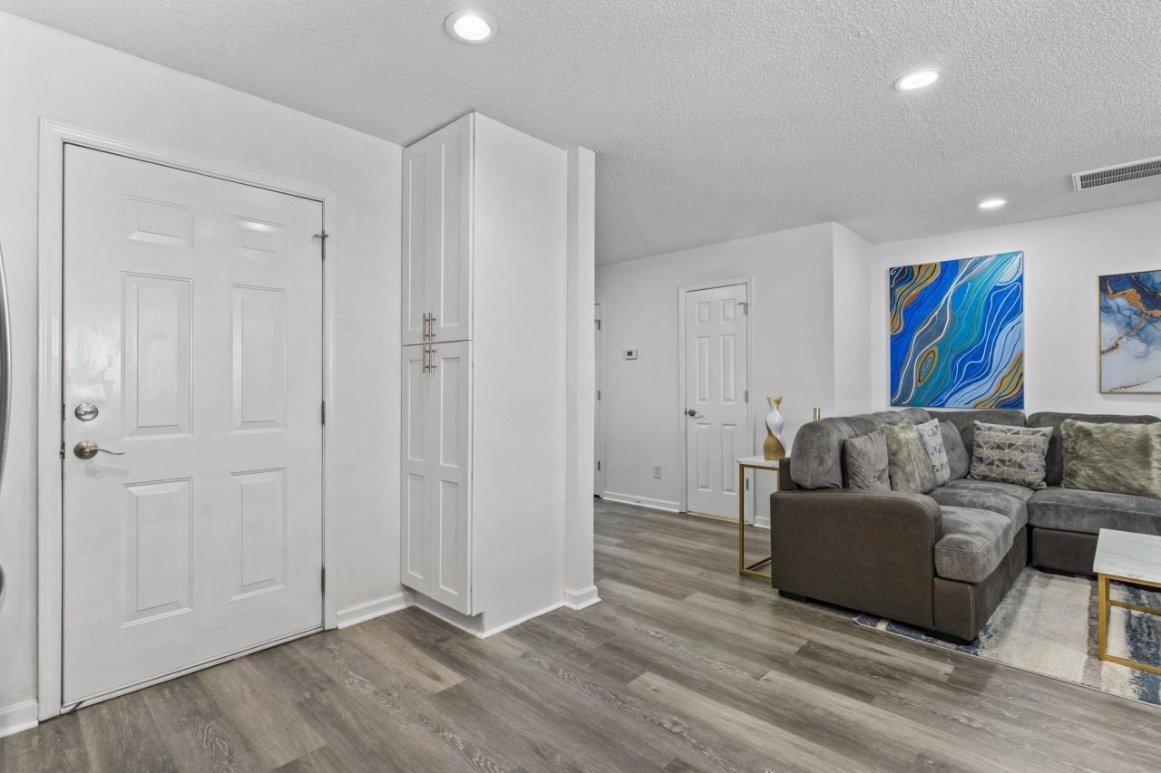 537 Uniola Dr. Photo 11