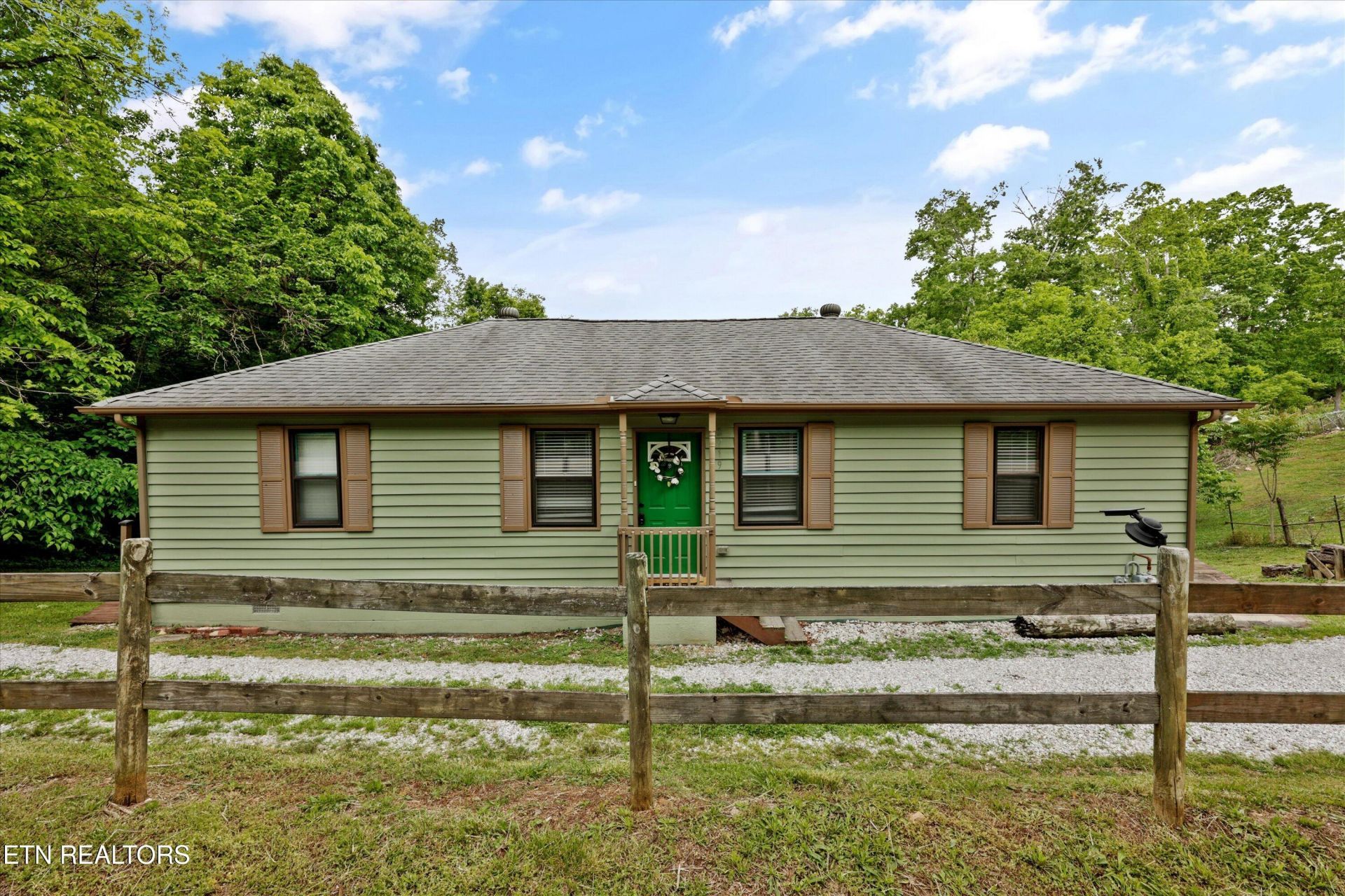 2719 Oak Grove Rd, Rocky Top, TN 37769 Main Photo