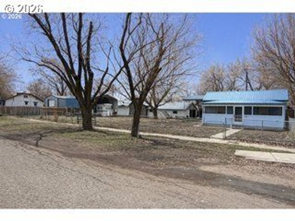 90 W ADAMS ST, Huntington, OR 97907