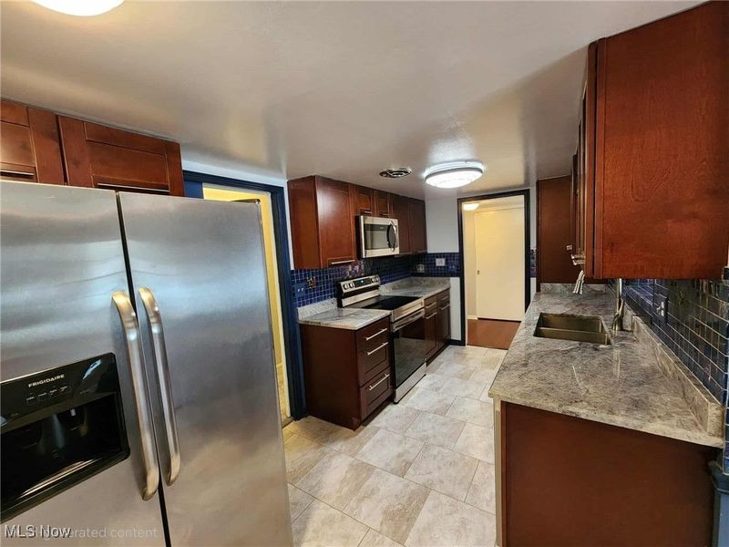 6960 Carriage Hill Drive, Brecksville, OH 44141 Photo 2