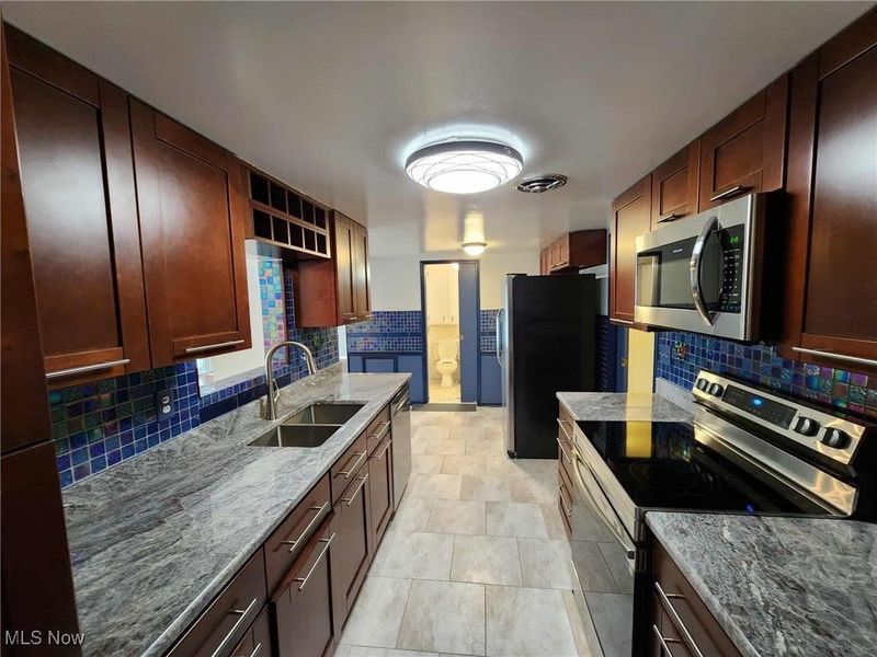 6960 Carriage Hill Drive, Brecksville, OH 44141 Photo 3