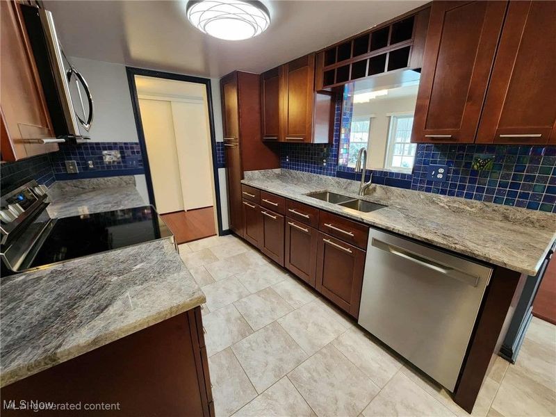 6960 Carriage Hill Drive, Brecksville, OH 44141 Photo 4