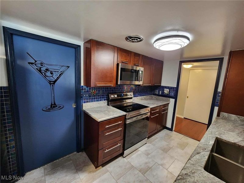 6960 Carriage Hill Drive, Brecksville, OH 44141 Photo 5