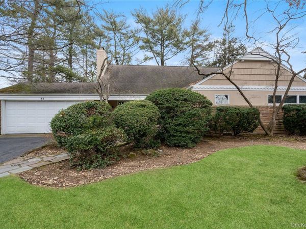 32 Arbor Road, East Hills, NY 11577