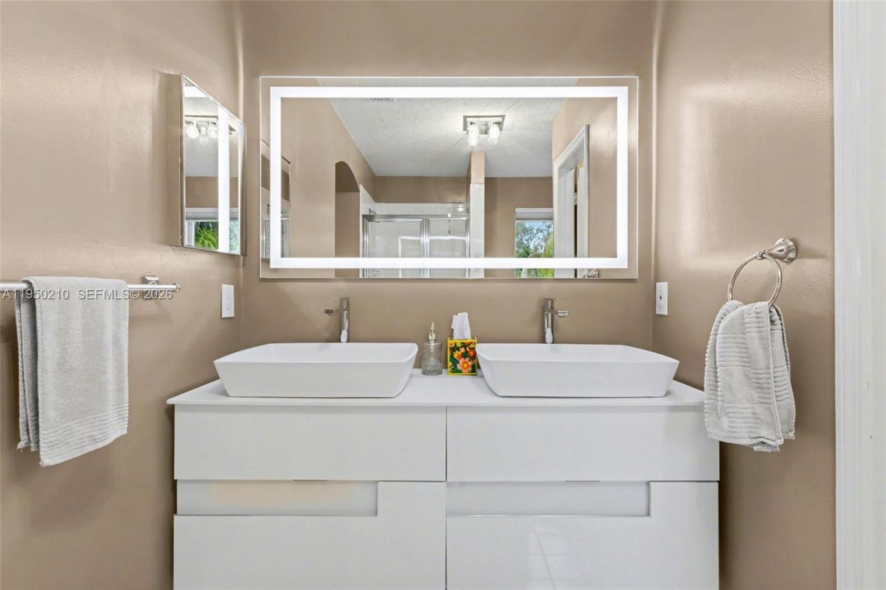 1140 Canella Ln, Hollywood, FL 33019 Photo