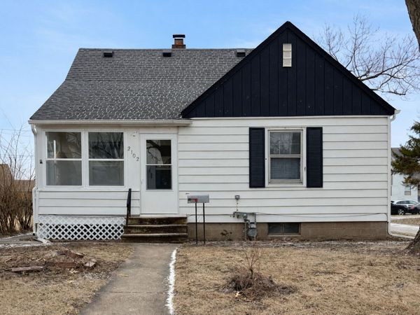 2102 W 18th Street, Davenport, IA 52084