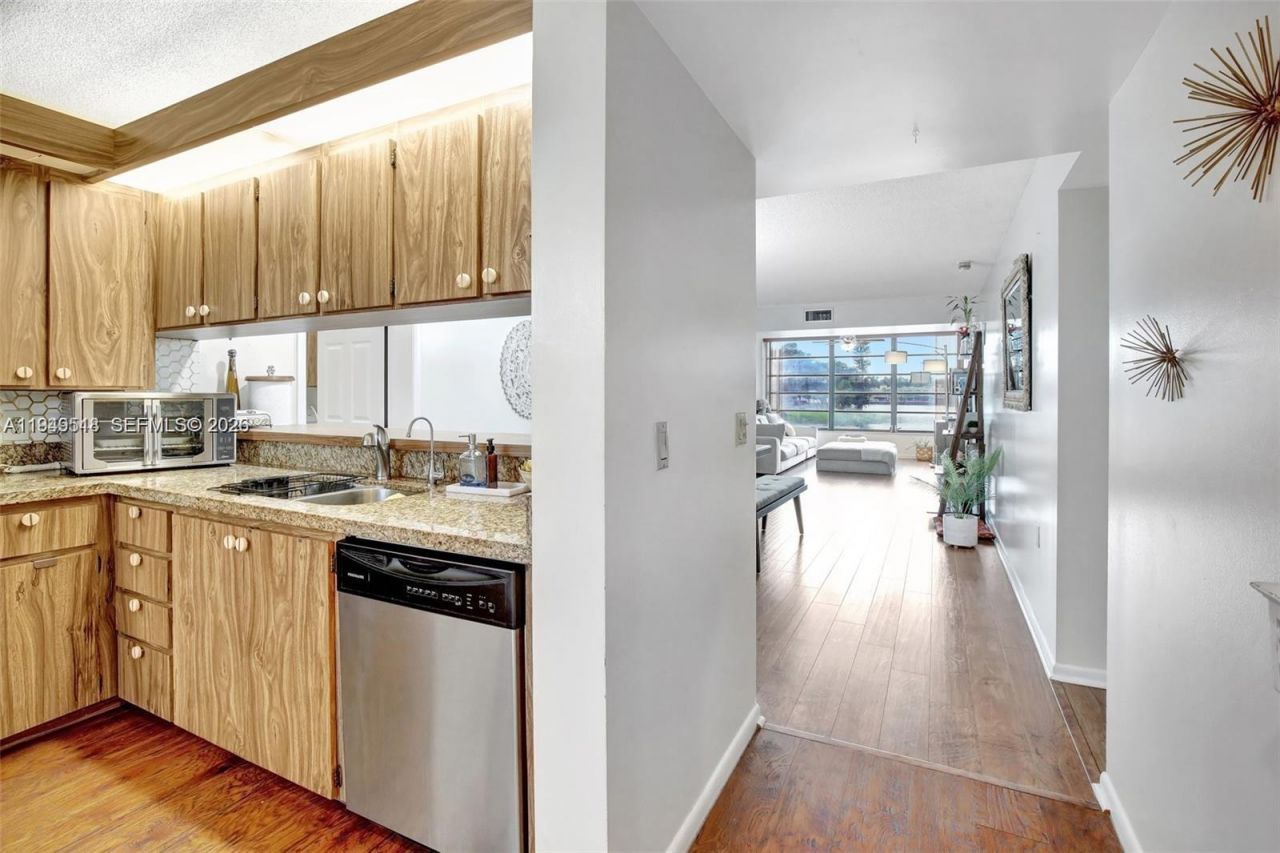 1532 Whitehall Dr, Unit 202, Davie, FL 33324 Photo