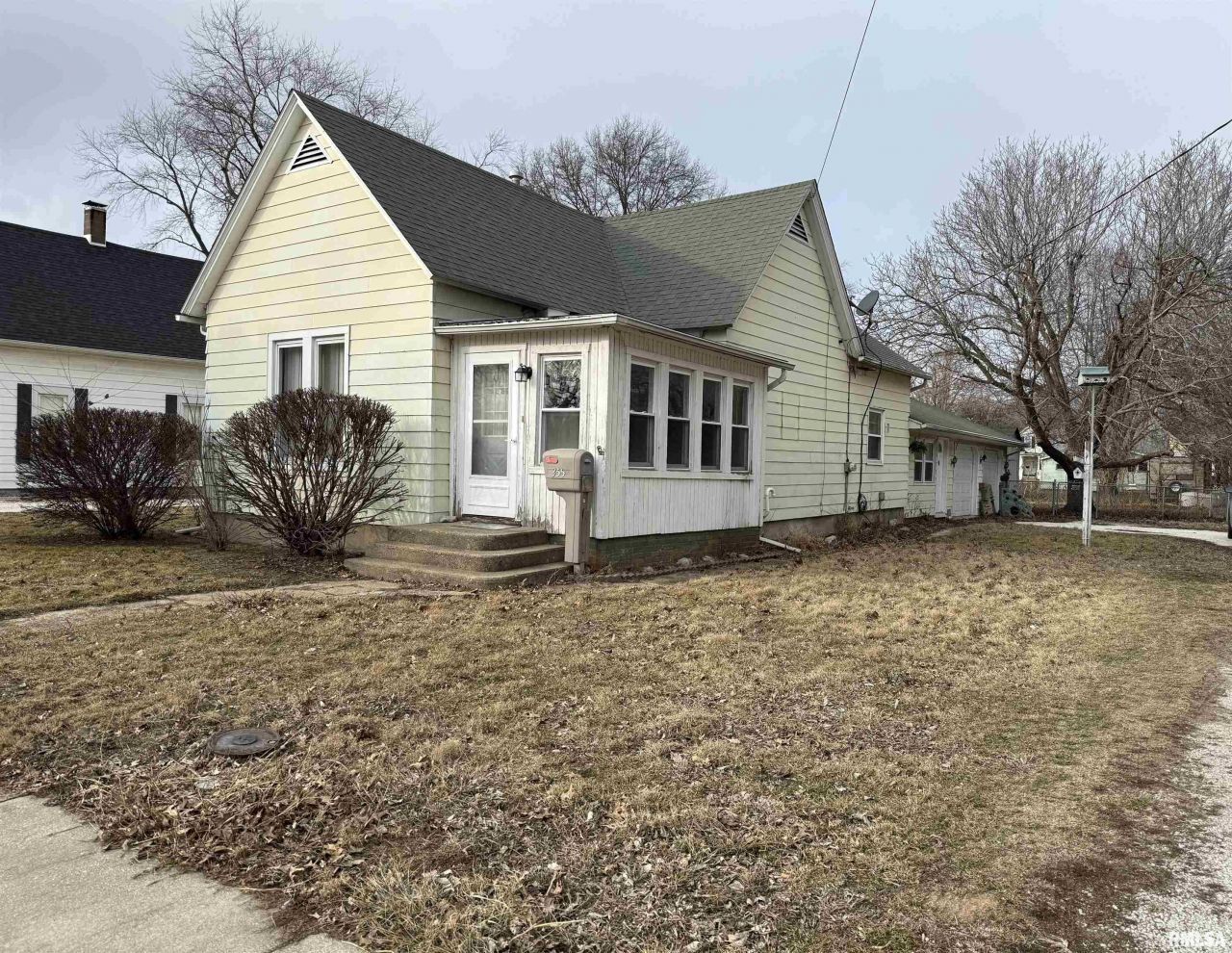 355 W Elm Street, Waverly, IL 62692 Main Photo
