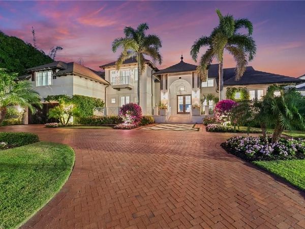 221 Aqua CT, NAPLES, FL 34102