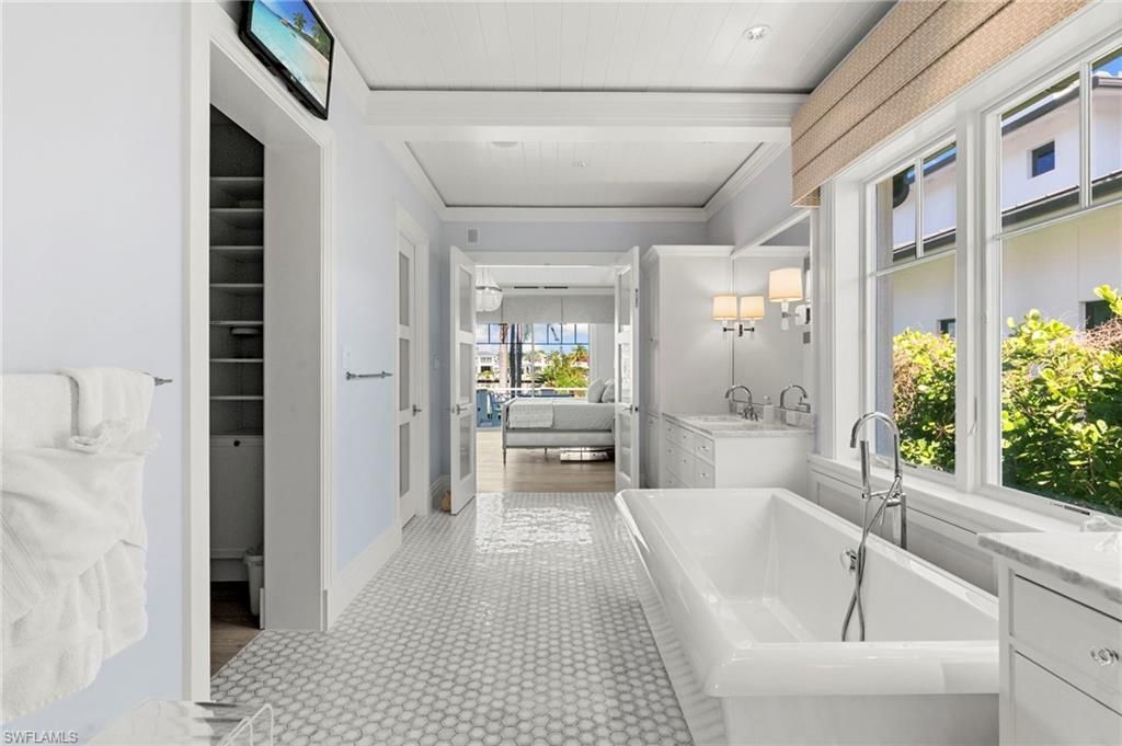 221 Aqua Ct, Naples, FL 34102 Photo