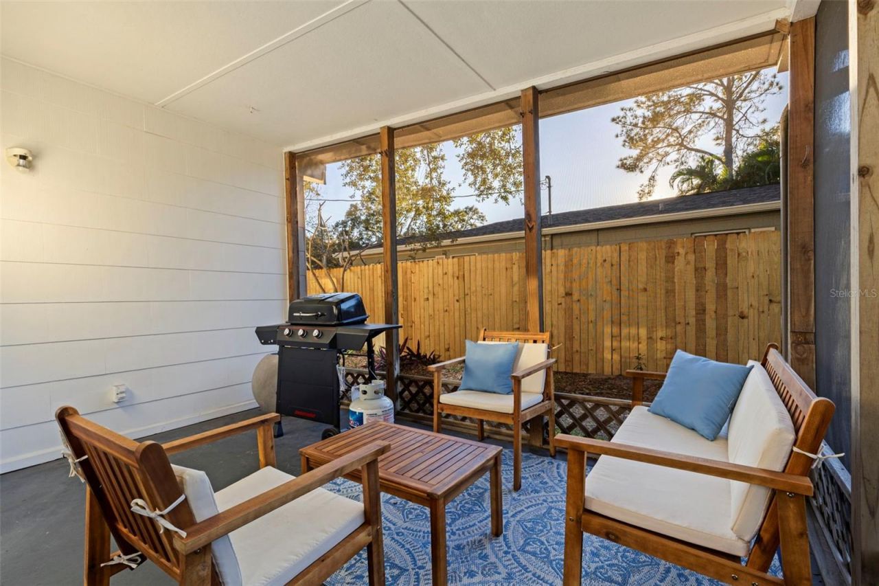 129 NW Lincoln Circle N, Saint Petersburg, FL 33702 Photo