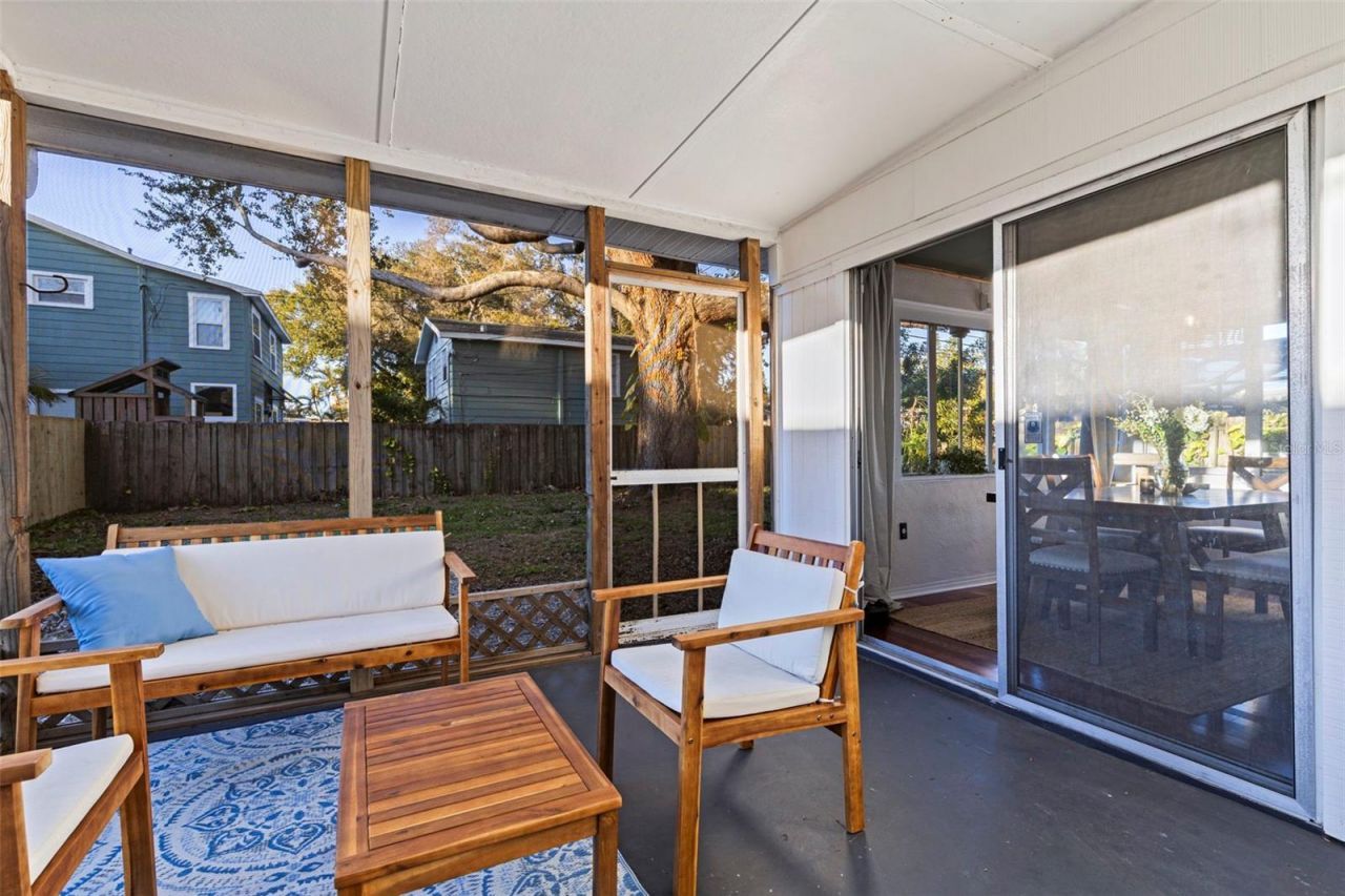 129 NW Lincoln Circle N, Saint Petersburg, FL 33702 Photo