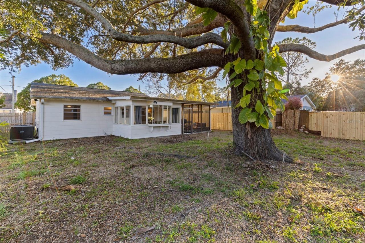 129 NW Lincoln Circle N, Saint Petersburg, FL 33702 Photo