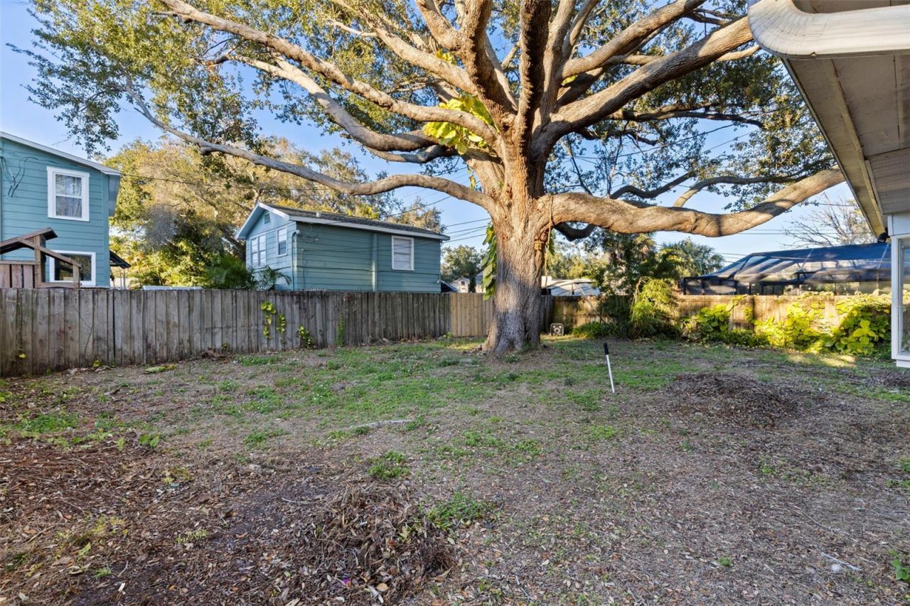 129 NW Lincoln Circle N, Saint Petersburg, FL 33702 Photo