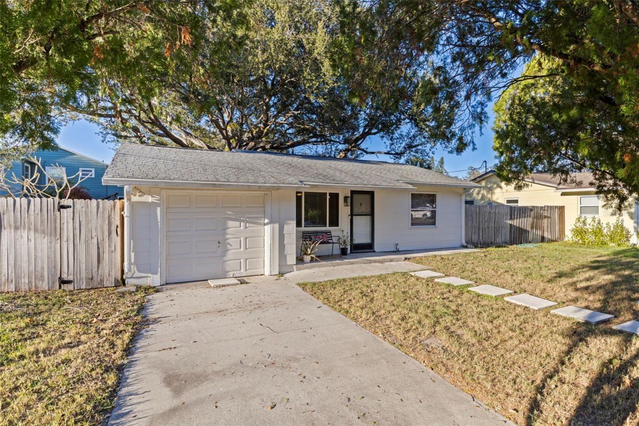 129 NW Lincoln Circle N, Saint Petersburg, FL 33702 Photo