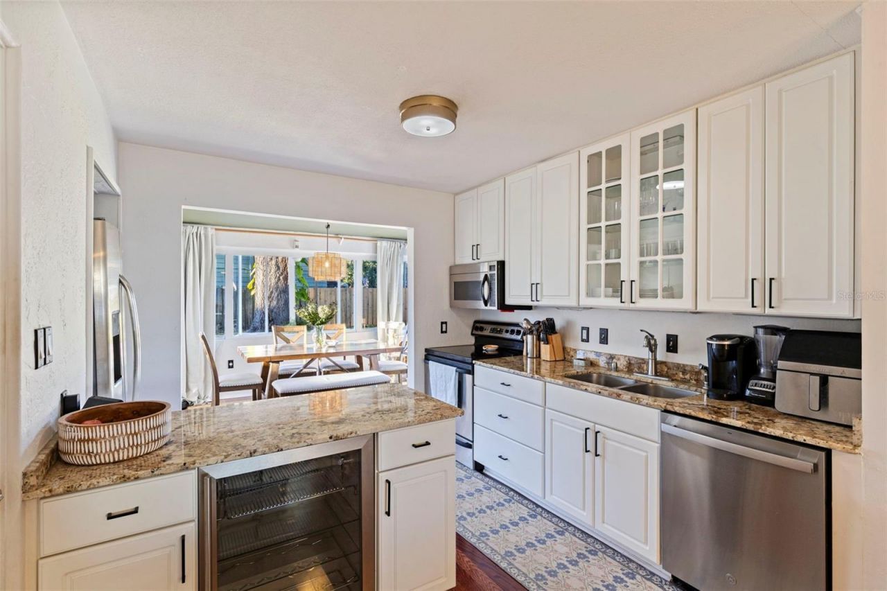 129 NW Lincoln Circle N, Saint Petersburg, FL 33702 Photo