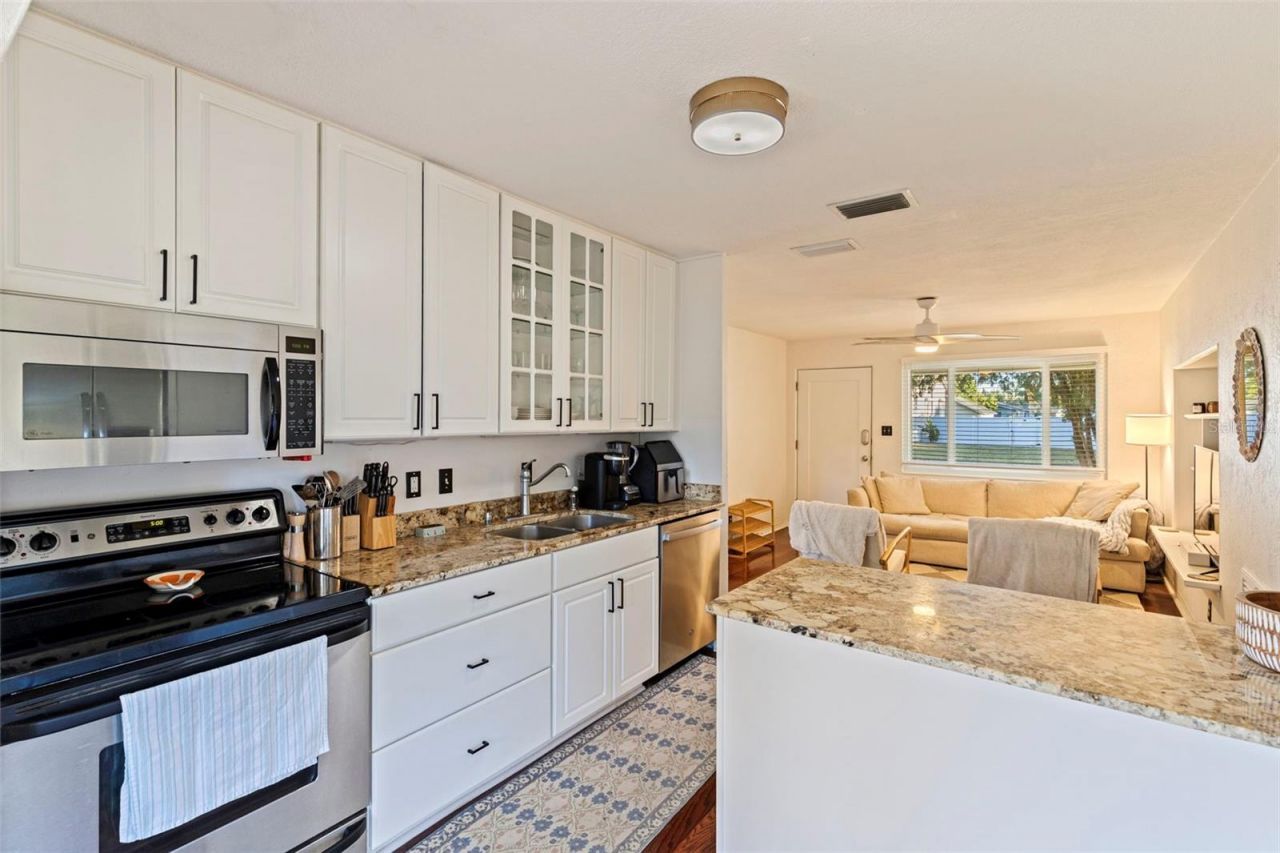 129 NW Lincoln Circle N, Saint Petersburg, FL 33702 Photo