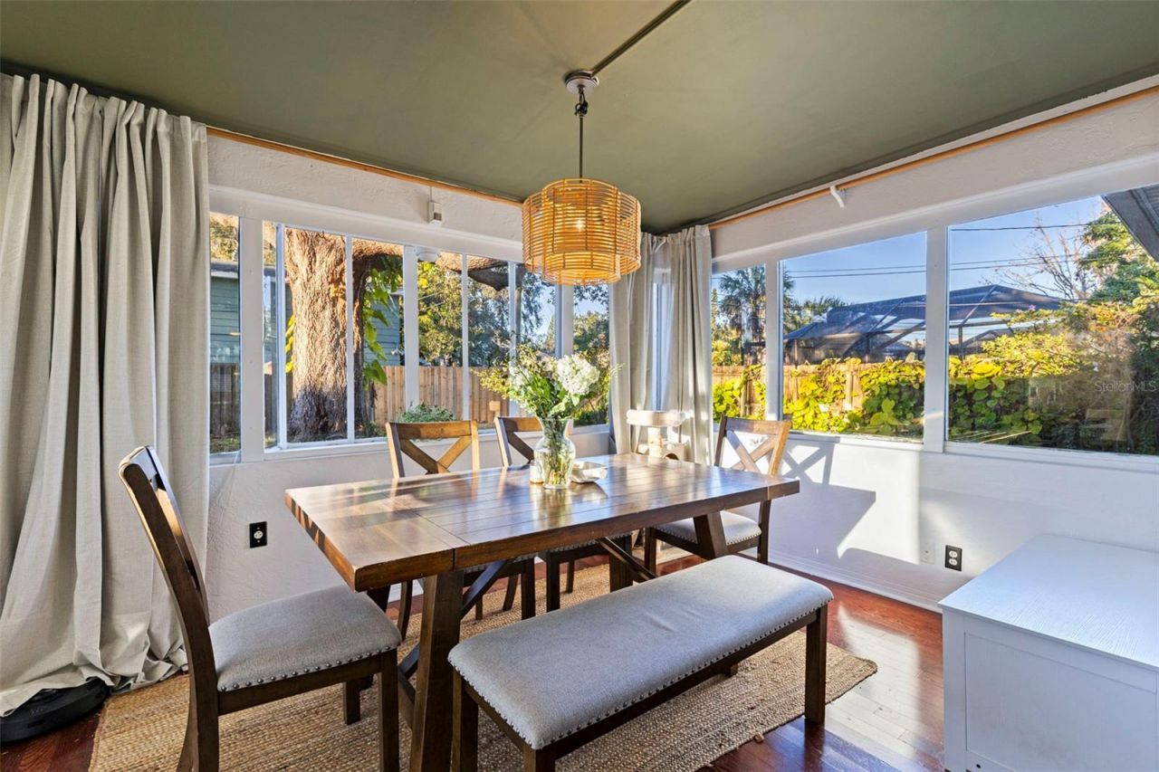 129 NW Lincoln Circle N, Saint Petersburg, FL 33702 Photo