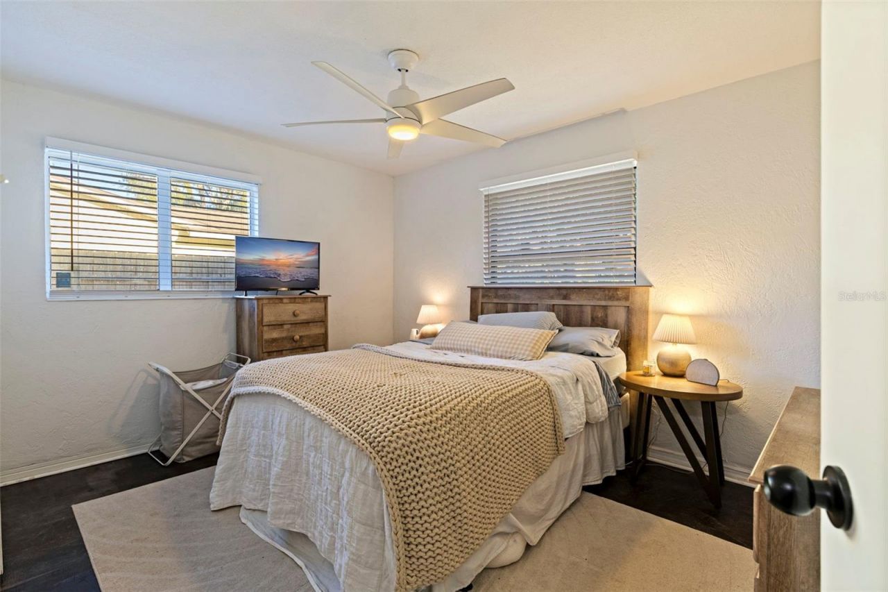 129 NW Lincoln Circle N, Saint Petersburg, FL 33702 Photo