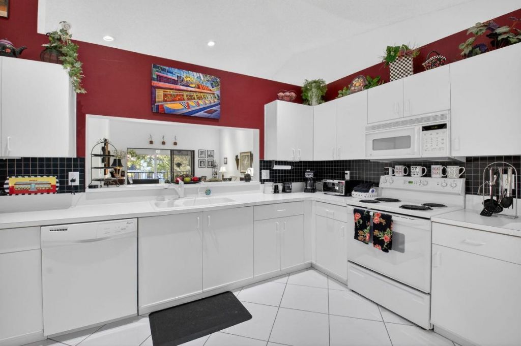 9716 Sills Drive E, Unit 201, Boynton Beach, FL 33437 Photo