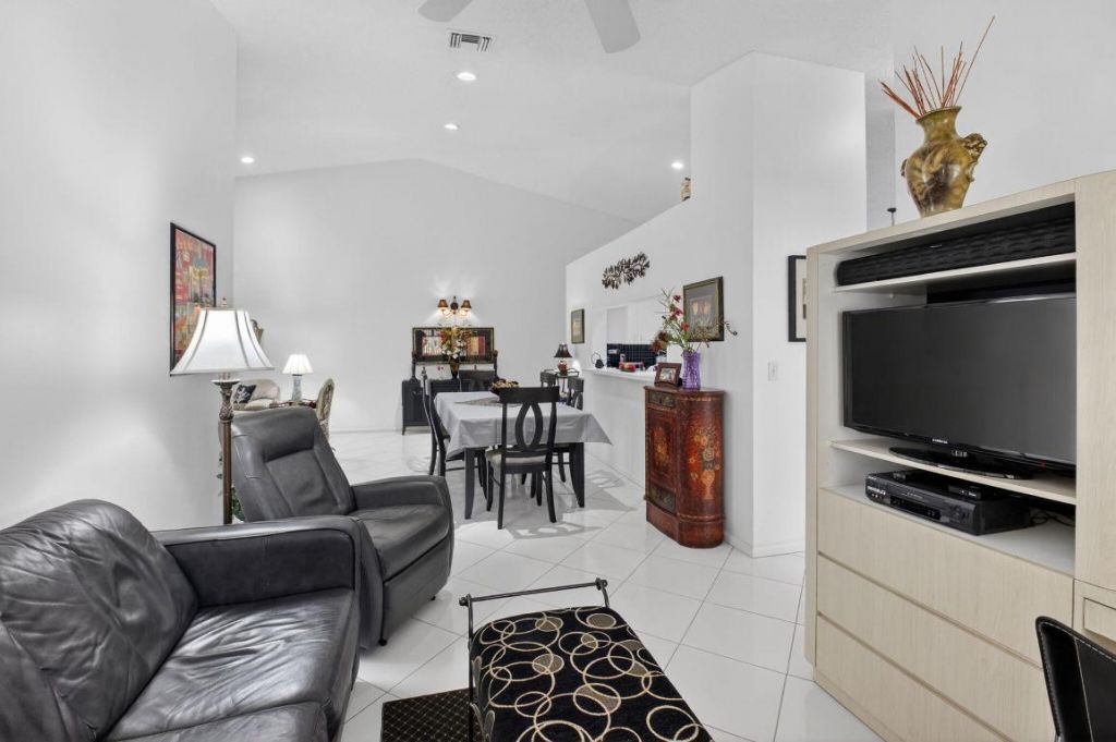 9716 Sills Drive E, Unit 201, Boynton Beach, FL 33437 Photo