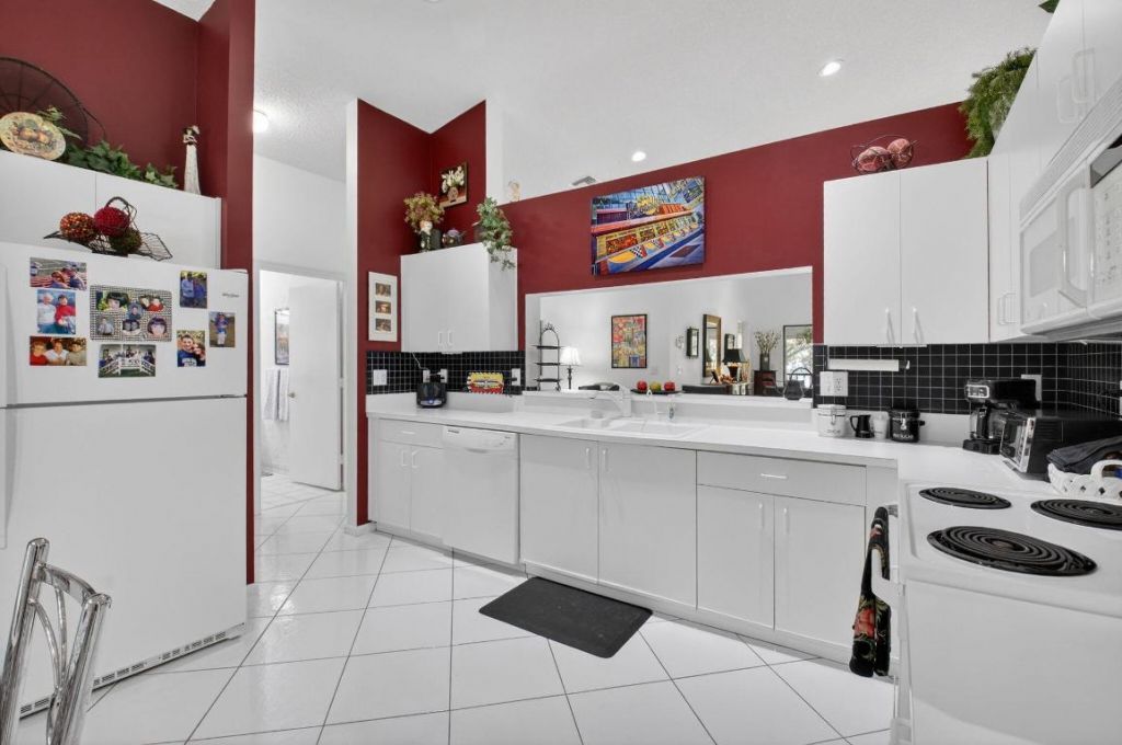 9716 Sills Drive E, Unit 201, Boynton Beach, FL 33437 Photo