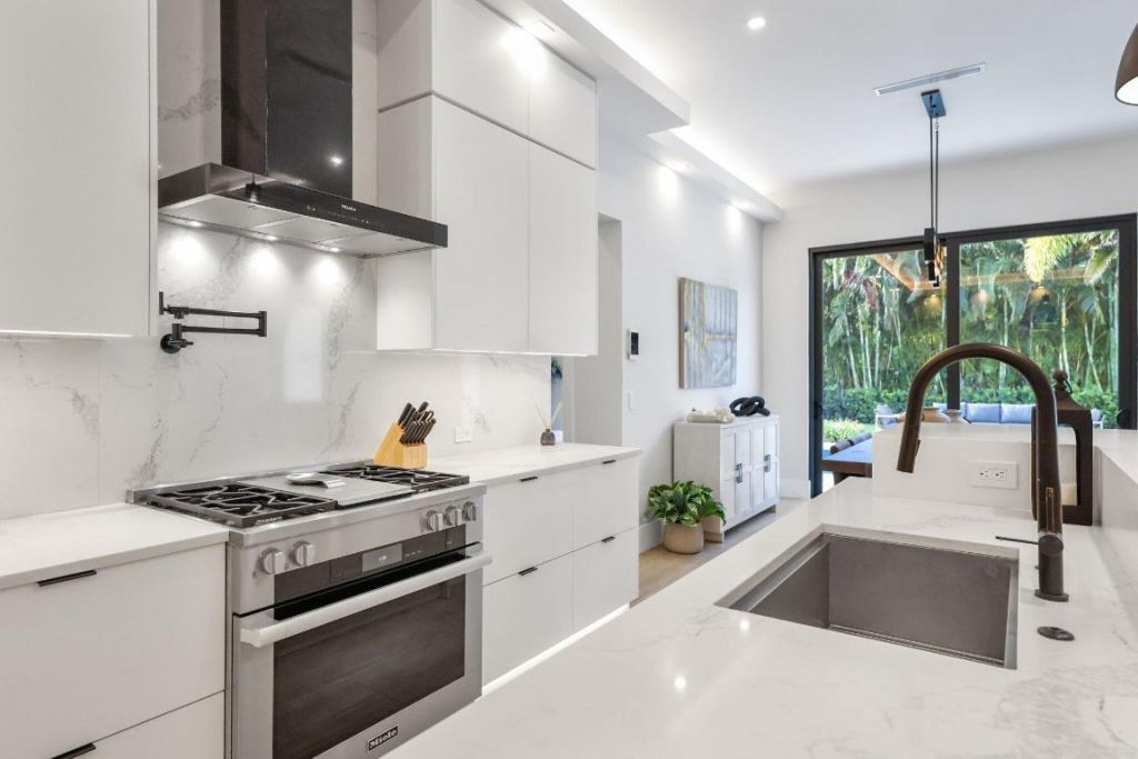 525 Whispering Pines Road, Boynton Beach, FL 33435 Photo