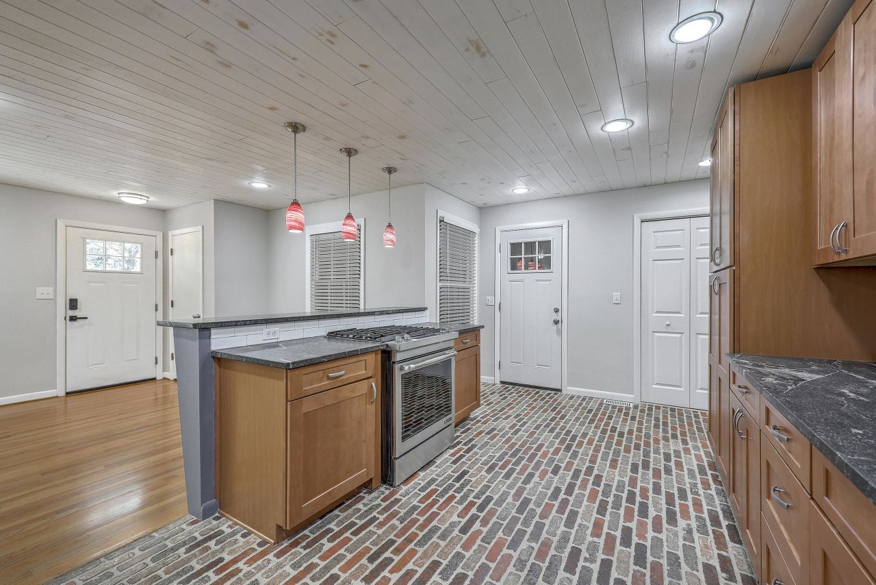 212 Lenwood Drive Photo 13