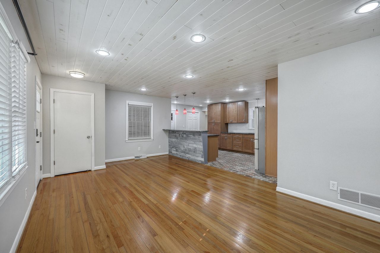 212 Lenwood Drive Photo 8